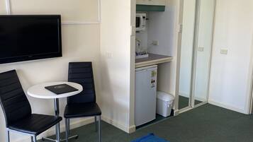 Deluxe Queen (Maximum 2 guests)