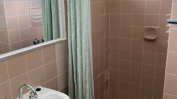 Standard Queen (Maximum 2 guests) | Bathroom