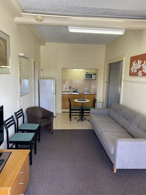 Family Suite  | Living area | 82-cm flat-screen TV with digital channels, TV - Paddle Steamer Motel (Swan Hill)
