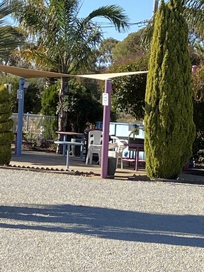 BBQ/picnic area - Paddle Steamer Motel (Swan Hill)