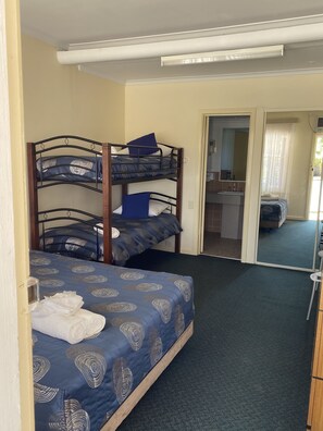 2 plus Share Room | Free WiFi, bed sheets - Paddle Steamer Motel (Swan Hill)
