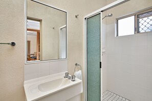 Standard Apartment, 1 Bedroom, Non Smoking, Kitchen | Bathroom | Shower, hair dryer, towels - Royal Palm Villas Cairns (Cairns North)