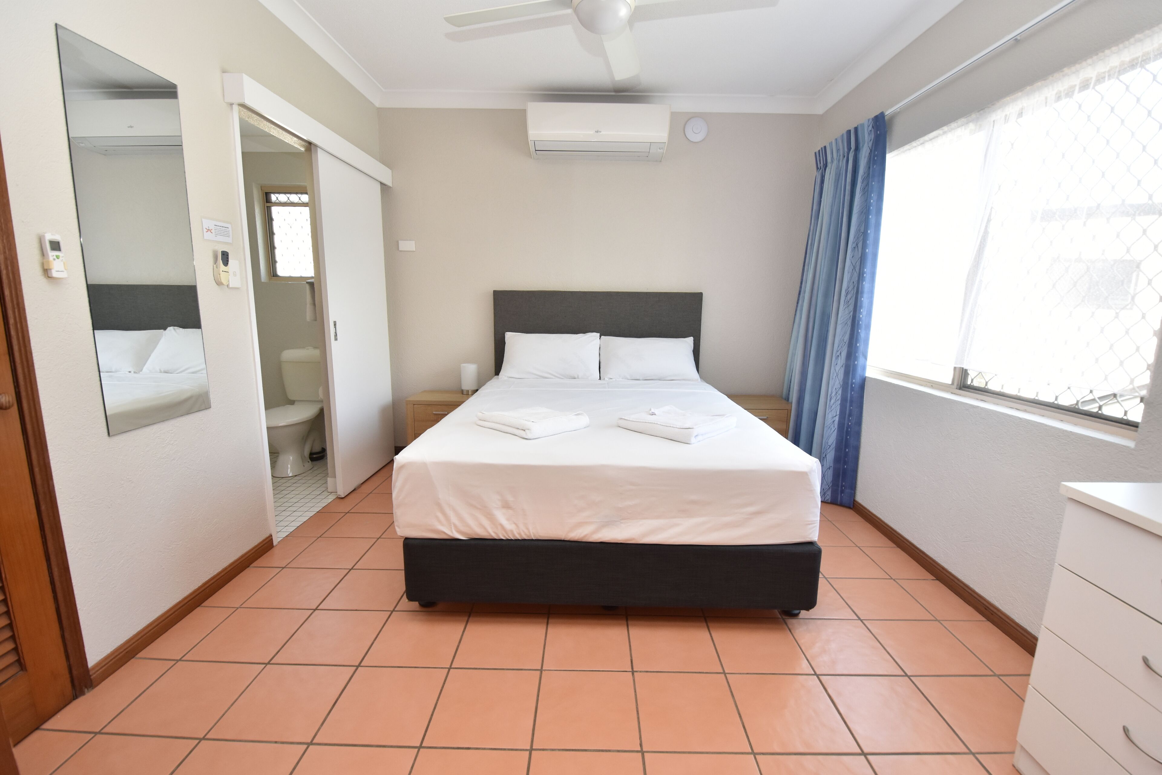 Bügeleisen/Bügelbrett, kostenloses WLAN, Bettwäsche