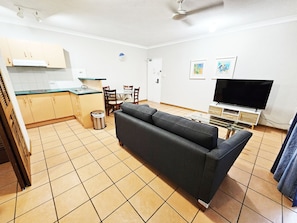 30-Zoll-Flachbildfernseher mit Satellitenempfang, Fernseher