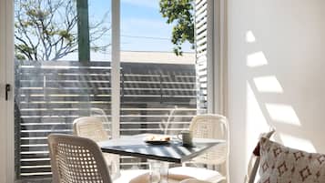 Chambre Familiale, plusieurs lits, coin cuisine | Coin séjour | Télévision de 42 pouces avec chaßnes numériques