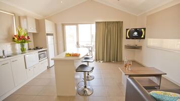 Cabin, 1 Bedroom | Living area