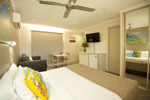 Rom (Hotel Room) | Blendingsgardiner, strykejern/-brett, wi-fi (inkludert) og sengetøy