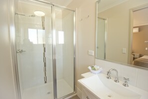 Habitación (Hotel Room) | Baño | Regadera, amenidades de baño gratuitas, secadora de cabello, toallas 