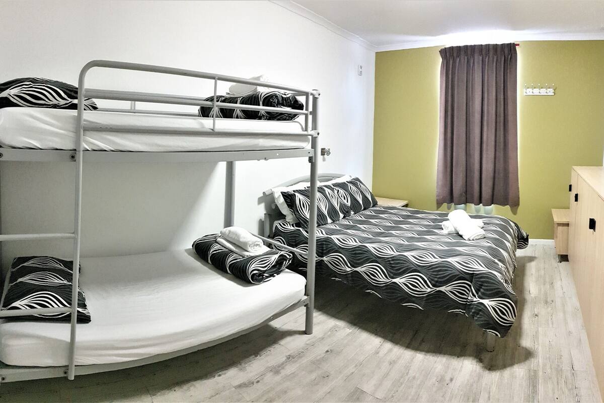 Kamar Double atau Twin Basic, kamar mandi umum (Queen/twin) | Wi-Fi dan seprai linen