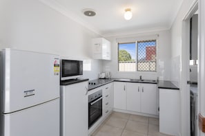Full-size fridge, microwave, coffee/tea maker, electric kettle - Apollo Lodge (South Toowoomba)