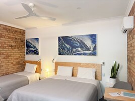 Habitación triple estándar, vistas al jardín | Espacio para trabajar con un portátil y tabla de planchar con plancha