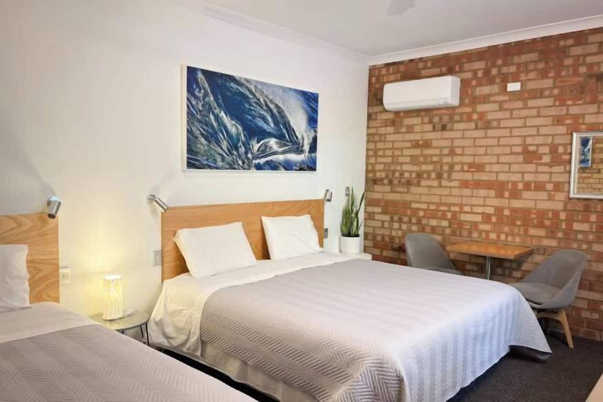 Laptop workspace, iron/ironing board, free WiFi, bed sheets