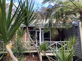 Habitación Grand, varias camas, vistas al jardín | Espacio para trabajar con un portátil y tabla de planchar con plancha