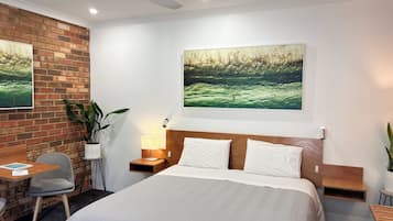 Double Room, 1 King Bed | Laptop workspace, iron/ironing board, free WiFi, bed sheets