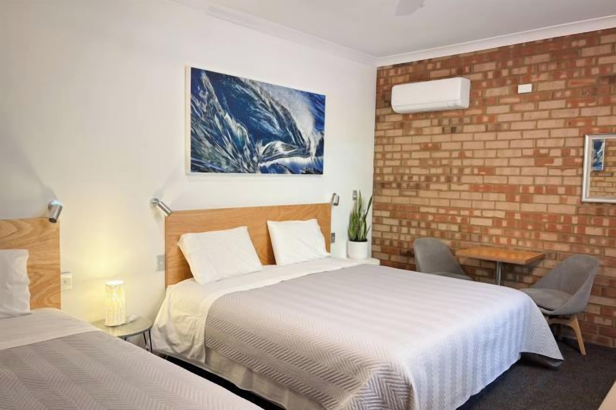 Laptop workspace, iron/ironing board, WiFi (free), bed sheets