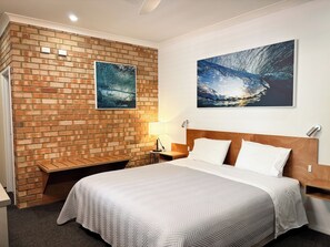 King Garden Room | Laptop workspace, iron/ironing board, free WiFi, bed sheets - Edge of the Forest (Margaret River)