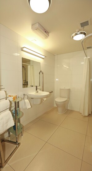 Habitación Premium con 1 cama doble o 2 individuales, no fumadores, balcón | Baño | Ducha, secador de pelo y toallas