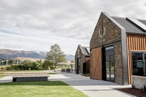 المنشأة من الخارج