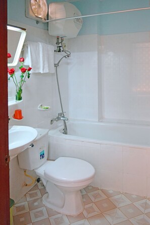 Separate tub and shower, free toiletries, hair dryer, towels - Phong Nha Hotel Hue (Hue)
