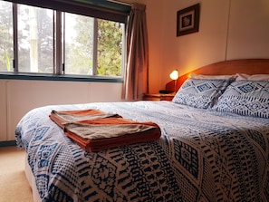 Traditional Cottage, 2 Bedrooms, Non Smoking, Kitchen (Glenbrook Cottage) | 1 bedroom, bed sheets