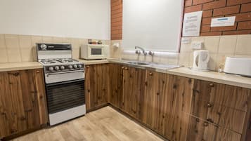 Standard Apartment | Private kitchen | Microwave, toaster