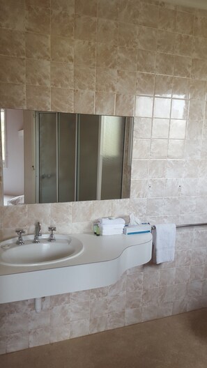 Family King Suite | Bathroom