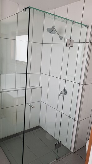 Deluxe Apartment, 2 Bedrooms | Bathroom | Towels - Boat Ramp Motel (Ocean Grove)