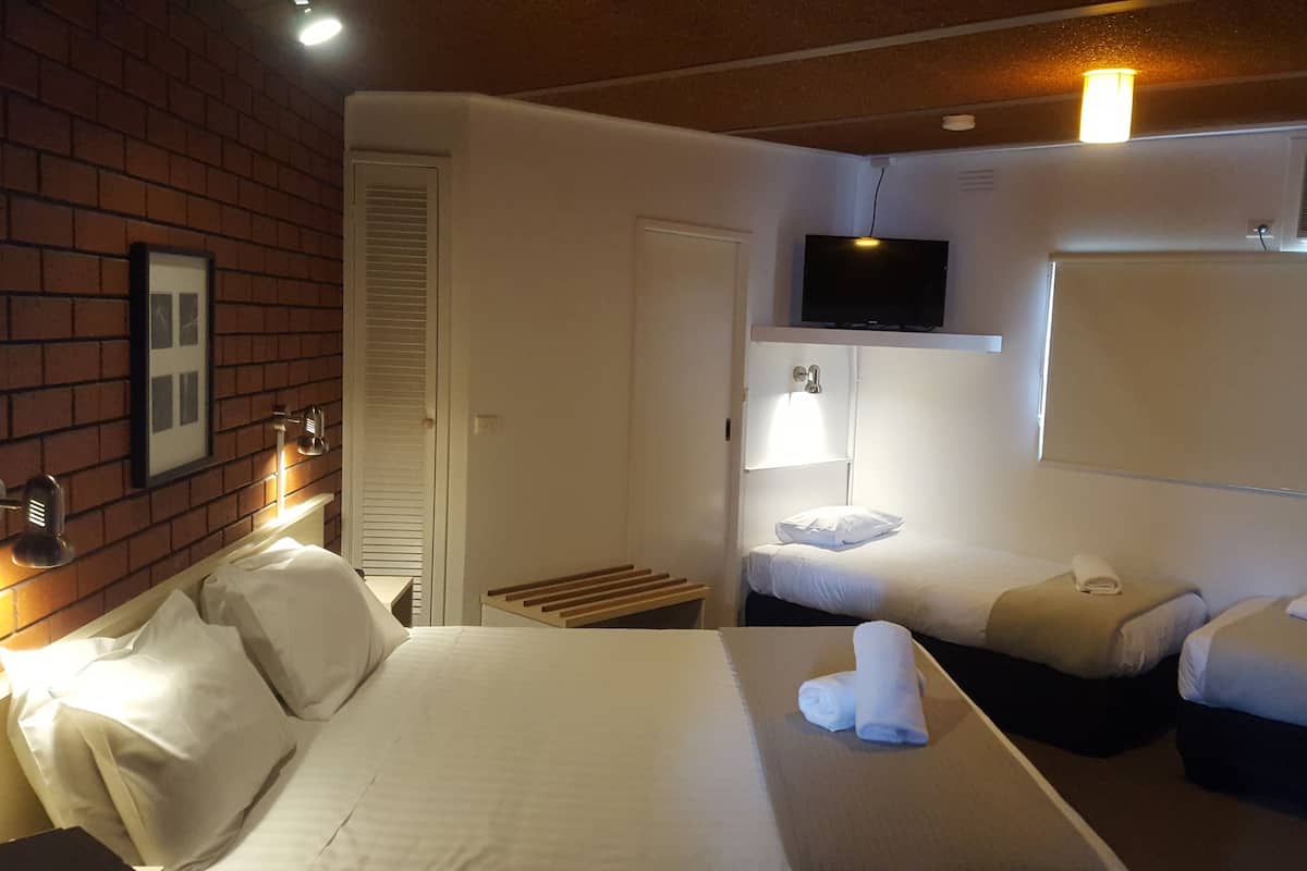 Family King Suite | 2 bedrooms, iron/ironing board, free WiFi, bed sheets