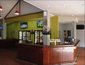2 Bars/Lounges