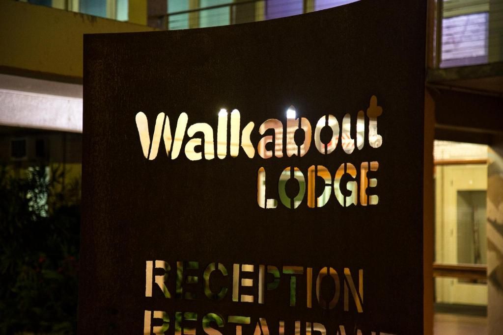 Une enseigne portant l’inscription « Réception et restaurant du Walkabout Lodge » indique l’emplacement de la réception et du restaurant à l’intérieur du complexe.