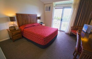 Standard Room, Non Smoking, Balcony (Standard Queen Room) | Premium bedding, desk, iron/ironing board, rollaway beds - Walkabout Lodge (Nhulunbuy)