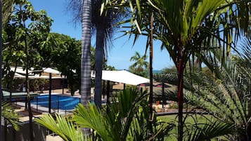 Piscine extérieure, chaises longues