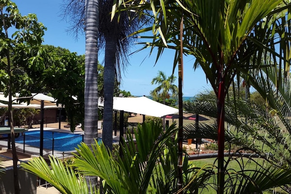 Una piscina al aire libre, tumbonas