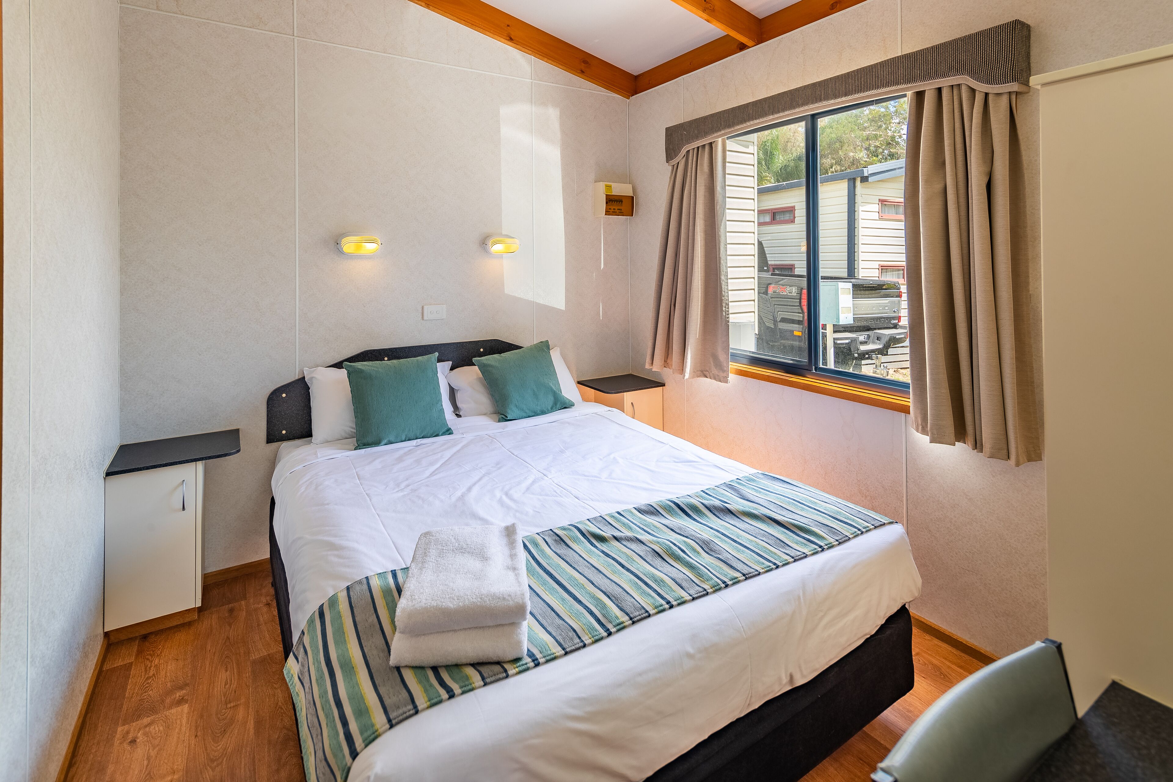 Mökki (Currawong) | Silitysrauta/-lauta, vuodevaatteet