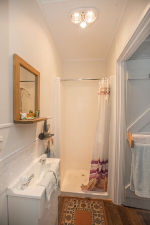 Cottage Tiêu chuẩn, 1 phòng ngủ, không hút thuốc, bếp nhỏ | Phòng tắm | Đồ dùng nhà tắm miễn phí, máy sấy tóc, khăn tắm