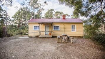 Family Cottage, 2 Bedrooms, Non Smoking, Kitchen | Courtyard view