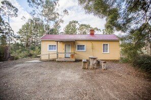 Family Cottage, 2 Bedrooms, Non Smoking, Kitchen | Courtyard view