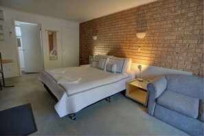 Rom, 1 queensize-seng, ikke-røyk, balkong (Queen Room) | Strykejern/-brett, wi-fi (inkludert) og sengetøy