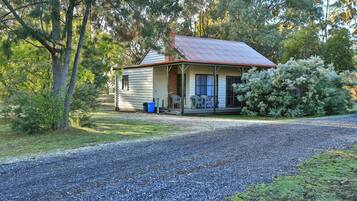 Two Bedroom Luxury Self Contained Lodge | Iron/ironing board, free WiFi, bed sheets