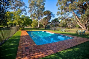 Outdoor pool - Mountain View Motor Inn & Holiday Lodges (Halls Gap)