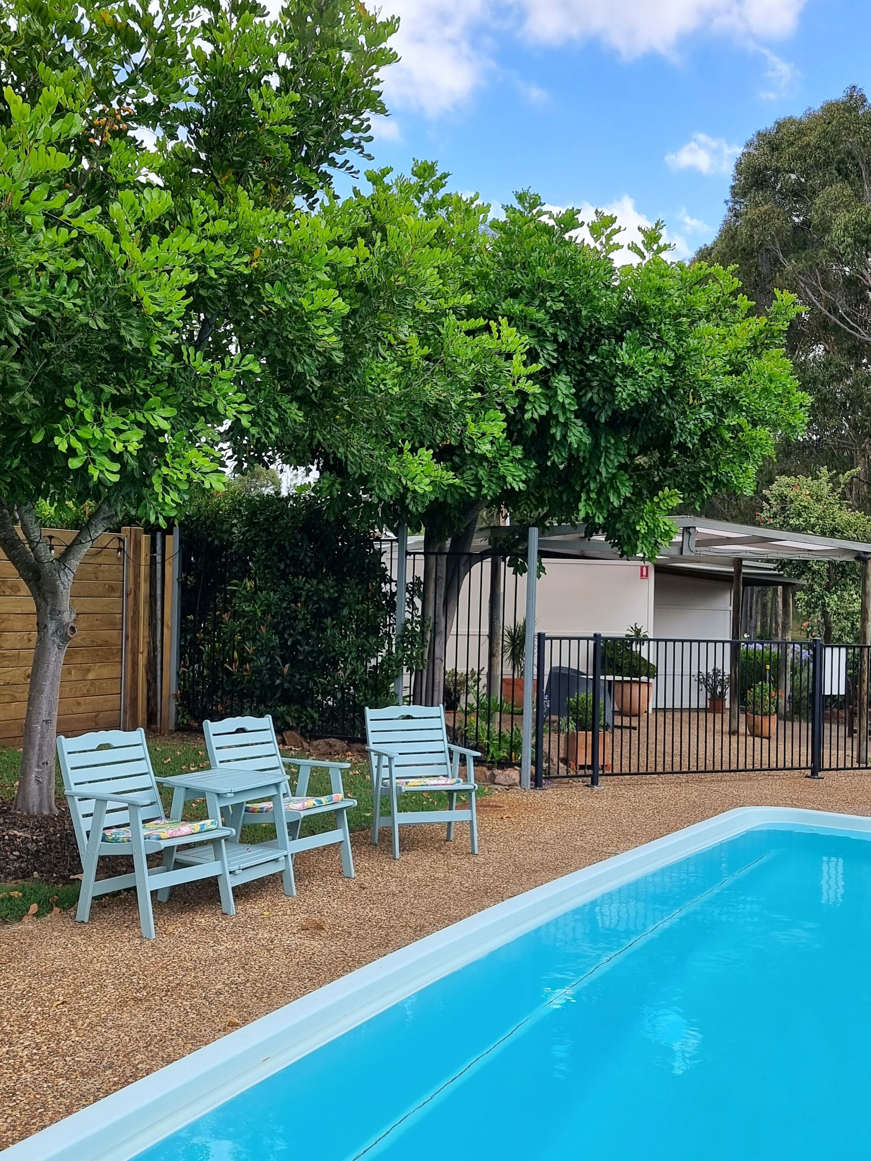 Alberca al aire libre, sombrillas en la alberca y camastros 