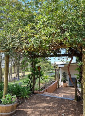 Property entrance - Elfin Hill Country Accommodation (Pokolbin)