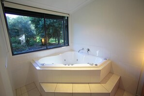 Separate bathtub and shower, jetted bath, free toiletries, hair dryer