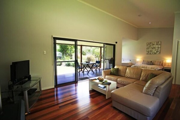 Flat-screen TV, fireplace, DVD player - Crookneck Retreat (Glass House Mountains)