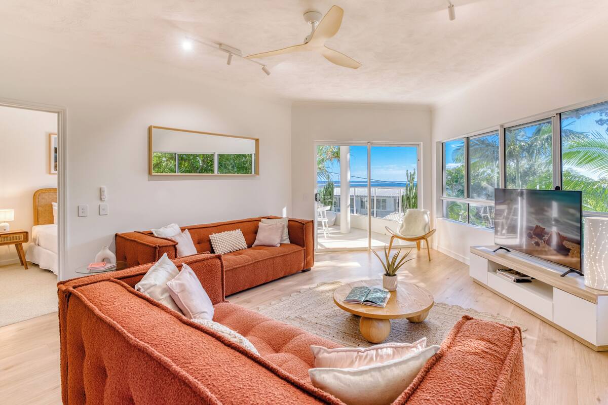 13 The Lookout | Living area | 42-inch flat-screen TV with digital channels, plasma TV, DVD player