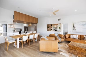 42-inch flat-screen TV with digital channels, plasma TV, DVD player - The Lookout Resort (Noosa Heads)