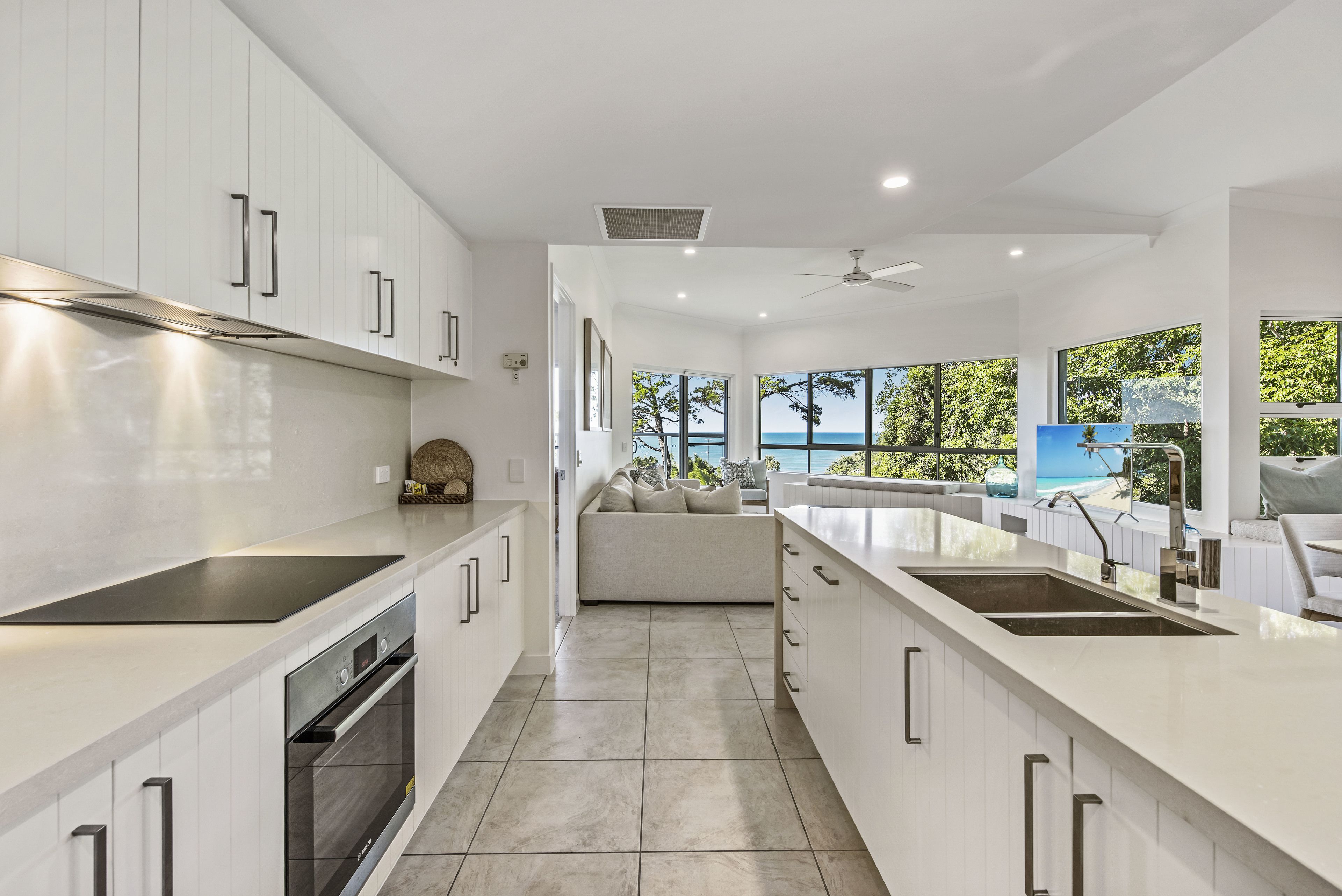 Full-sized fridge, microwave, oven, stovetop