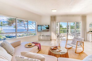 42-inch flat-screen TV with digital channels, plasma TV, DVD player - The Lookout Resort (Noosa Heads)