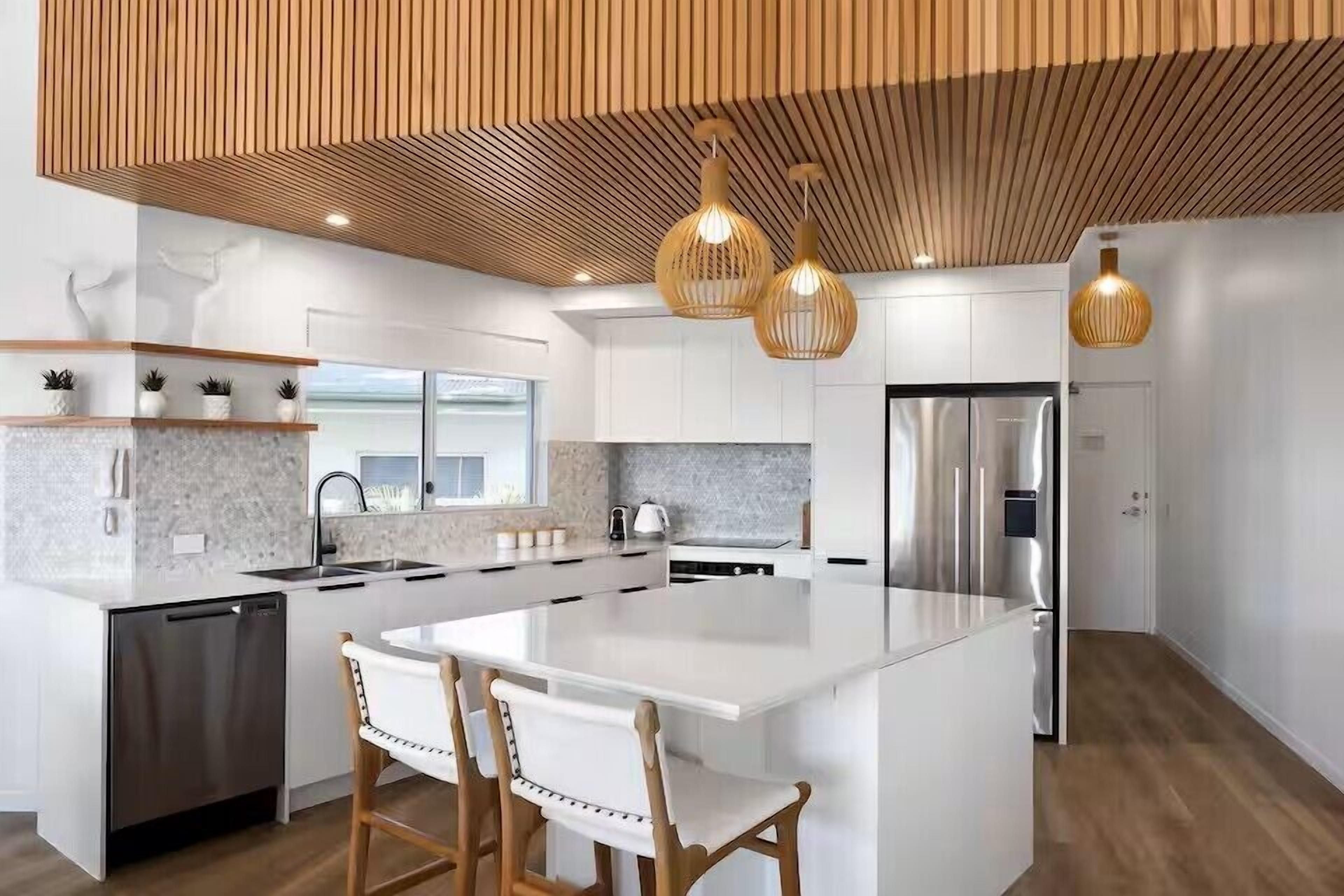 Full-size fridge, microwave, oven, stovetop
