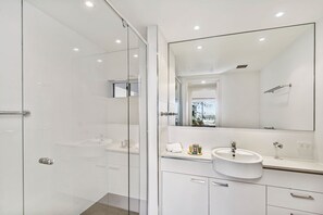 Ducha, artículos de higiene personal gratuitos y secador de pelo